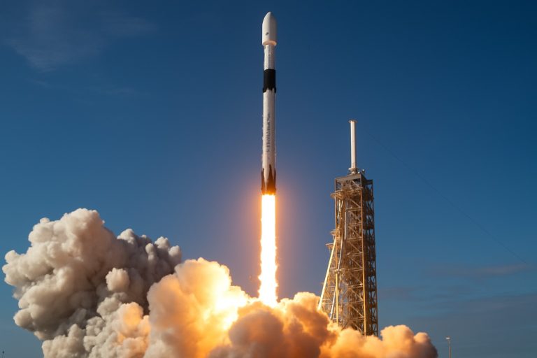 SpaceX lanza el SXM-10 de SiriusXM tras intensos retrasos—qué significa esto para la rivalidad en el espacio en 2025